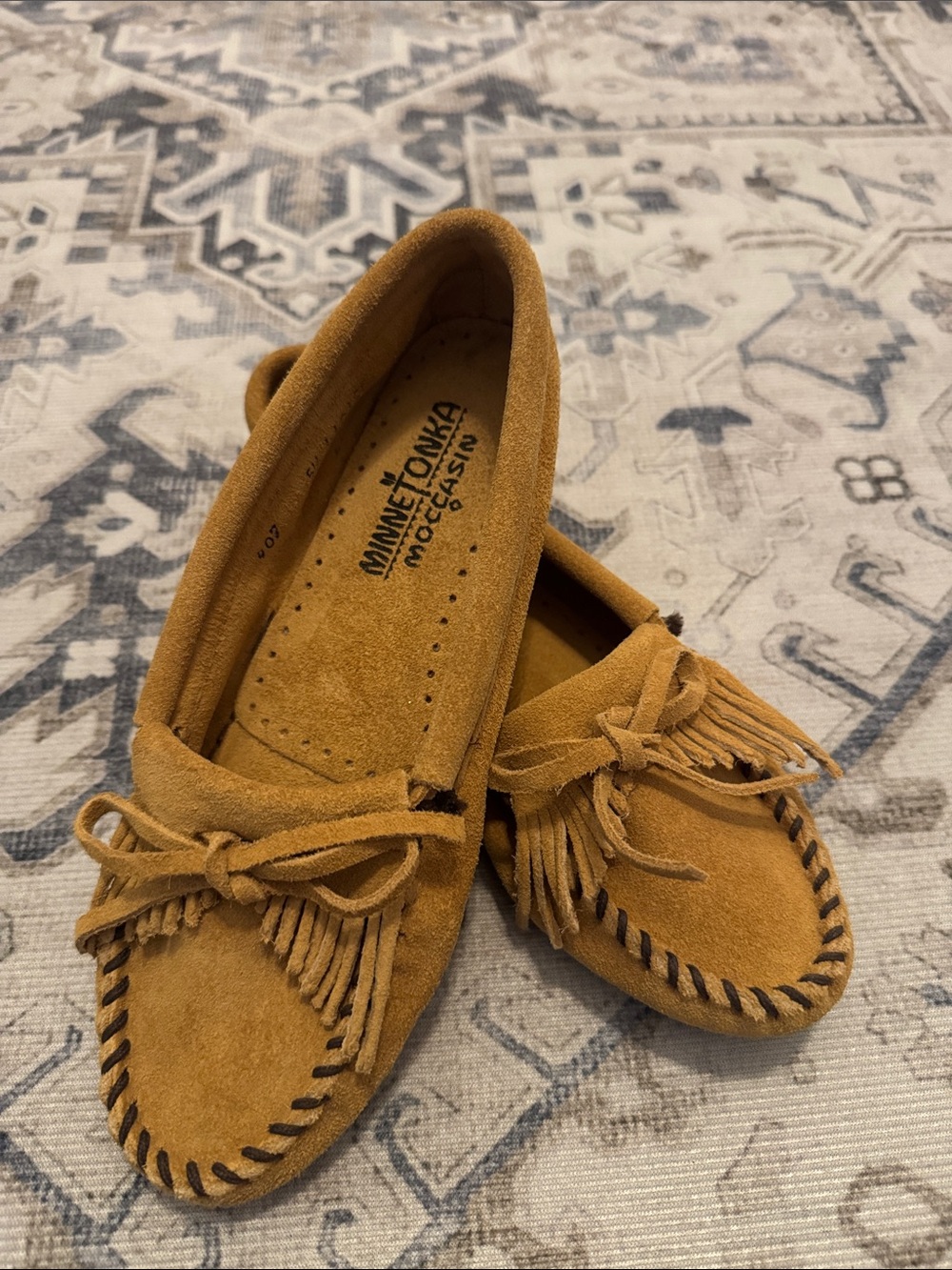 Minnetonka Women’s Size 6 Tan Suede Kilty Fringe Moccasins Loafers